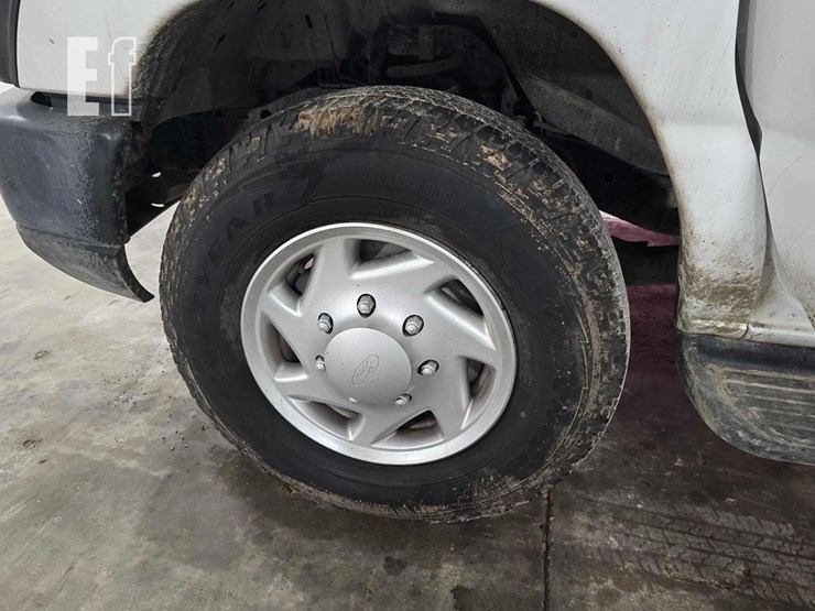 2013-ford-econoline-350-image-18