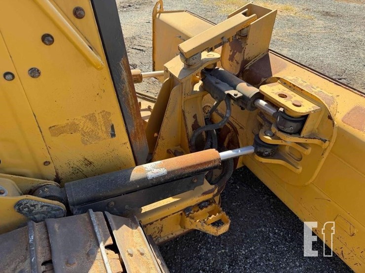 2020-caterpillar-d1-image-37