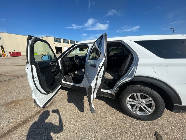 #1529-•-2021-ford-explorer-awd-suv-(has-wi-title)-image-41