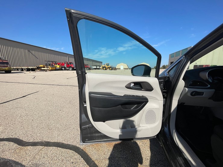 #1517-•-2021-chrysler-voyager-mini-van-(has-wi-title)-image-5