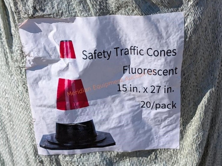 20--27"-reflective-safety-cones-image-2