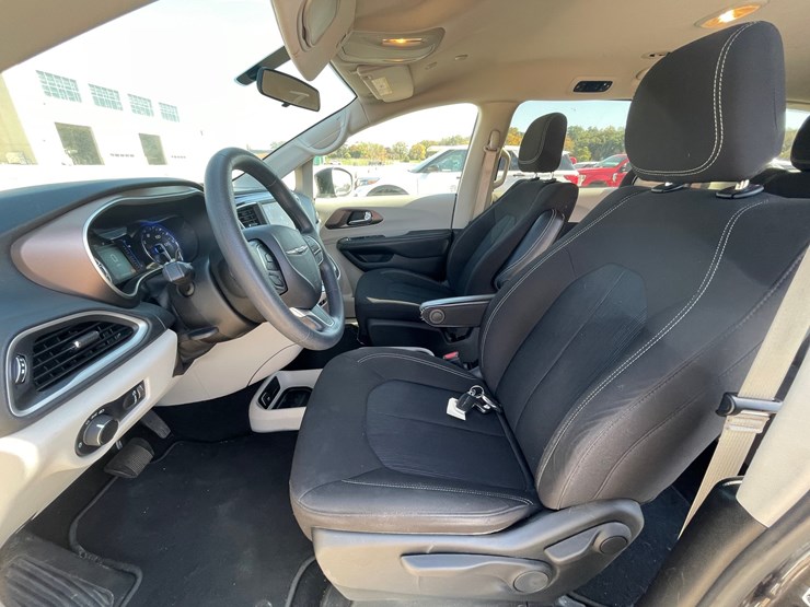 #1517-•-2021-chrysler-voyager-mini-van-(has-wi-title)-image-4