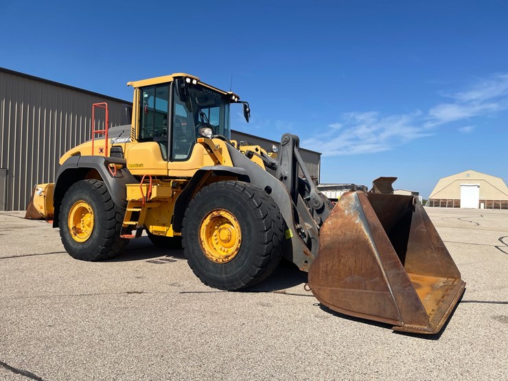 #1500-•-2017-volvo-l110h-wheel-loader-with-bucket-image-4