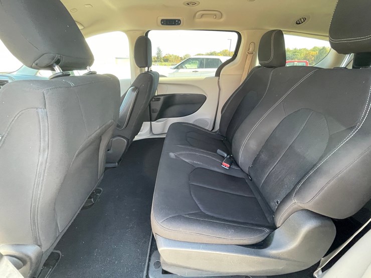 #1517-•-2021-chrysler-voyager-mini-van-(has-wi-title)-image-35