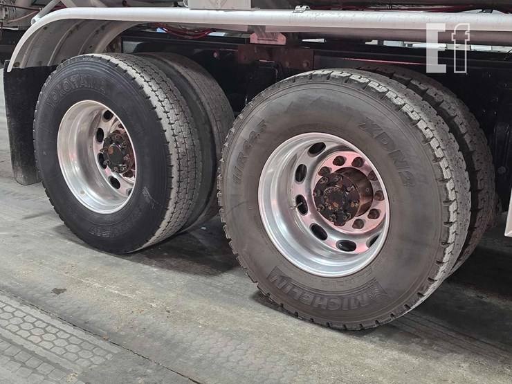 2013-peterbilt-348-image-22