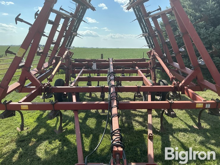case-ih-4800-vibra-shank-field-cultivator-image-13