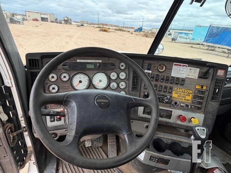 2014-freightliner-122sd-image-14