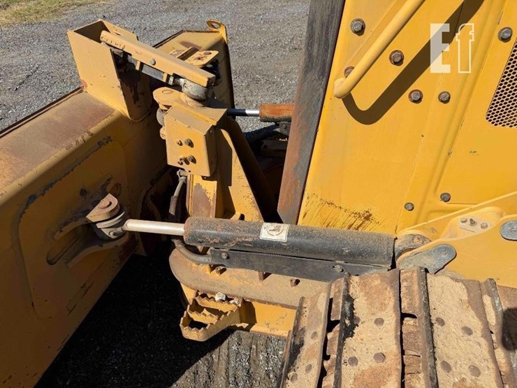 2020-caterpillar-d1-image-45