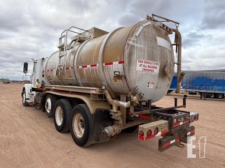 2013-freightliner-122sd-image-3