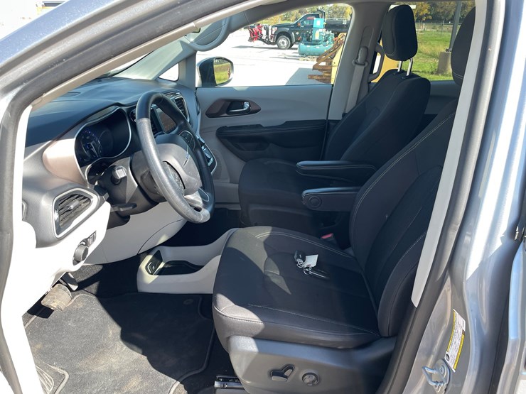 #1518-•-2020-chrysler-voyager-mini-van-(has-wi-title)-image-22