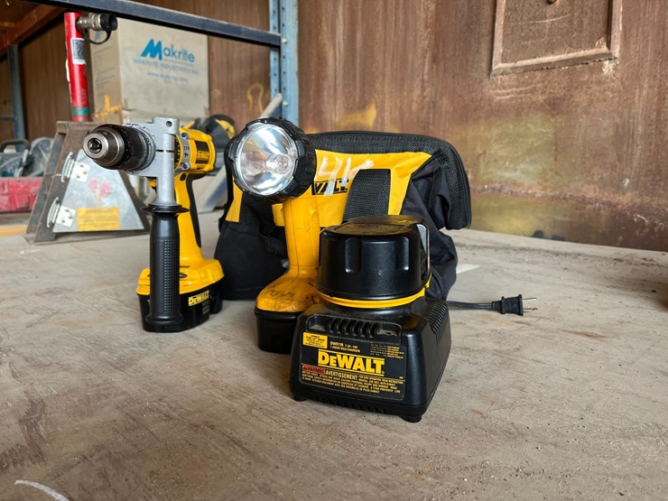 #3410-•-dewalt-1/2"-heavy-duty-hammer-drill-and-area-light-image-2