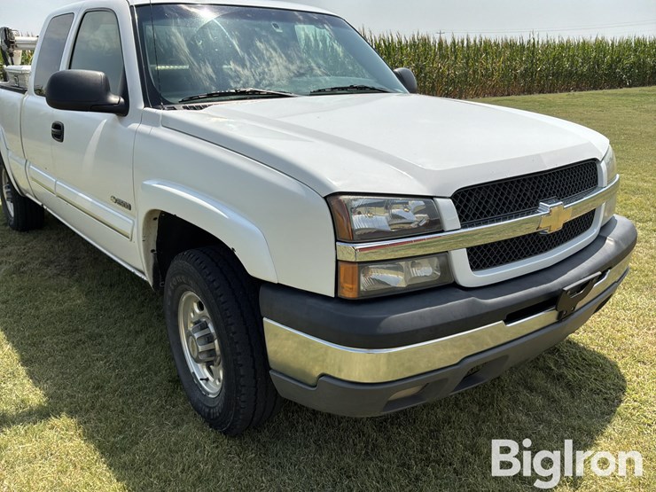 2003-chevrolet-silverado-2500-ls-4x4-extended-cab-pickup-image-11
