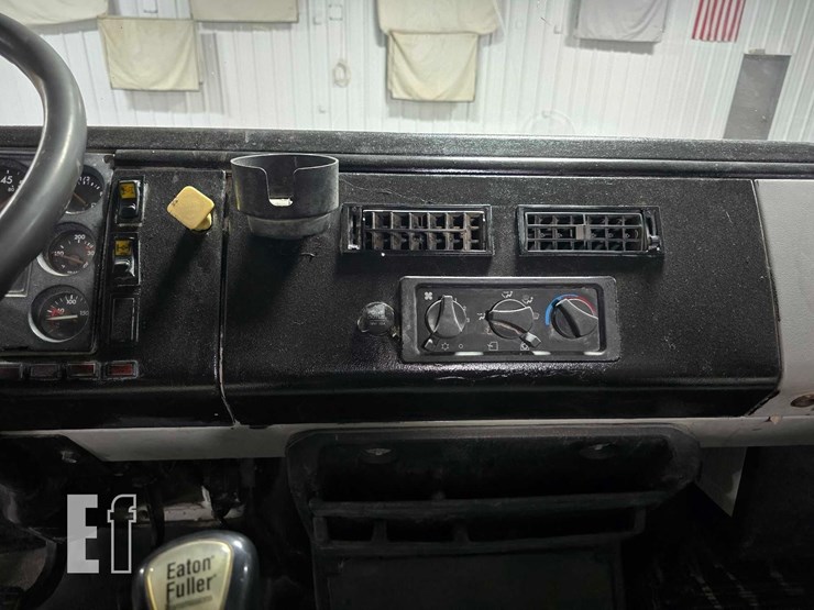 2000-freightliner-fl80-image-14