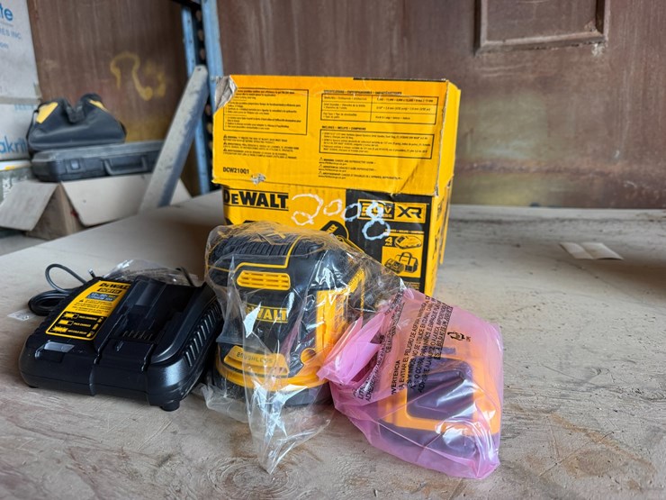 #2008-•-dewalt-xr-5"-variable-speed-random-orbit-sander-kit-image-3