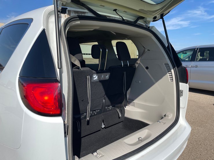 #1520-•-2020-chrysler-voyager-mini-van-(has-wi-title)-image-20