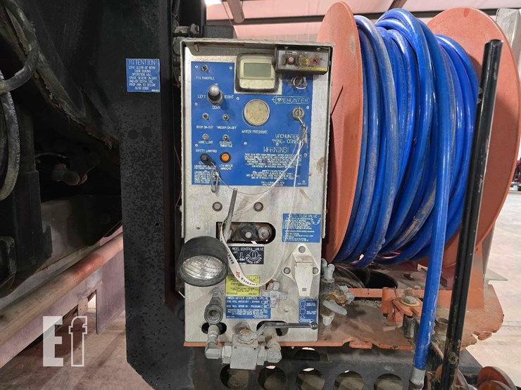 2013-freightliner-business-class-m2-106-image-18