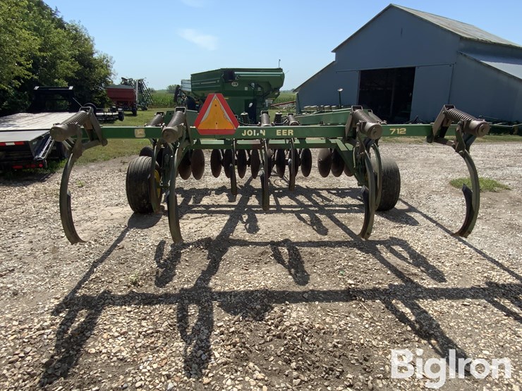 john-deere-712-pull-type-12'-disk-chisel-ripper-image-6