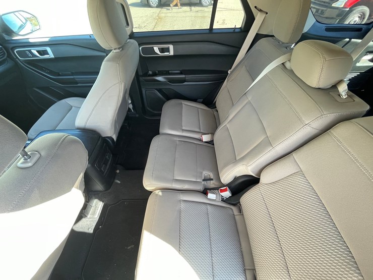 #1529-•-2021-ford-explorer-awd-suv-(has-wi-title)-image-4