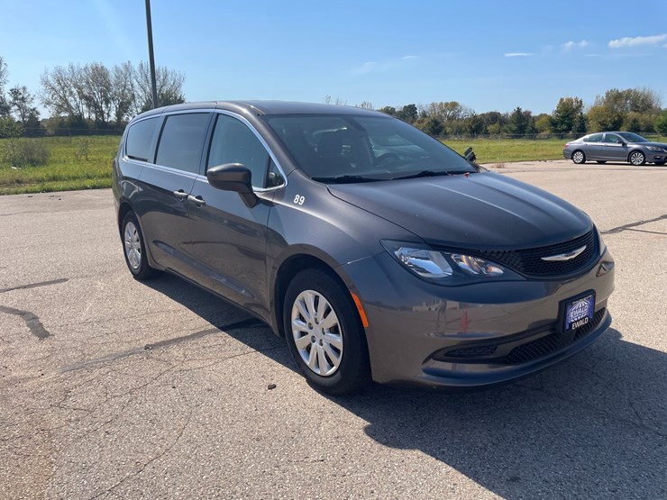 #1517-•-2021-chrysler-voyager-mini-van-(has-wi-title)-image-13