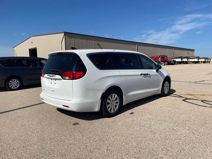#1516-•-2020-chrysler-voyager-mini-van-(has-wi-title)-image-30