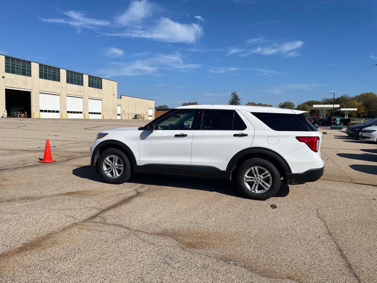 #1529-•-2021-ford-explorer-awd-suv-(has-wi-title)-image-40