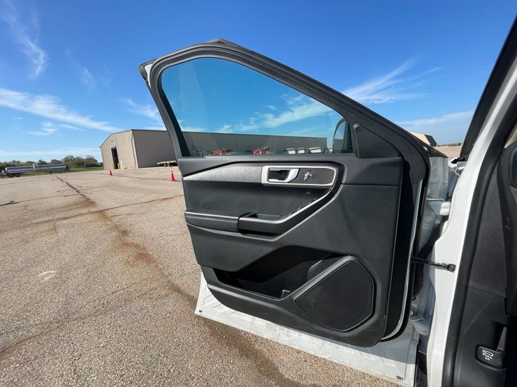#1529-•-2021-ford-explorer-awd-suv-(has-wi-title)-image-16