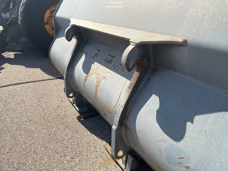 #1501-•-volvo-3-3/4-yard-wheel-loader-bucket-image-8