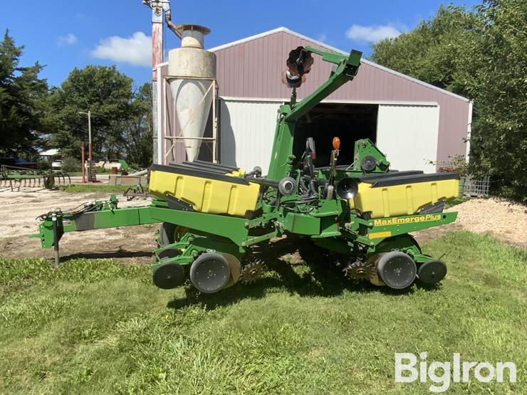 2004-john-deere-1760-maxemerge-plus-12r30"-vacuum-planter-image-8