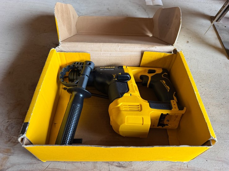 #2009-•-dewalt-9/16"-sds-plus-rotary-hammer-image-2