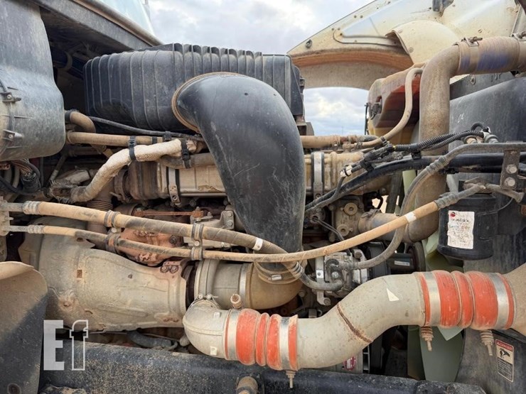 2014-freightliner-122sd-image-28