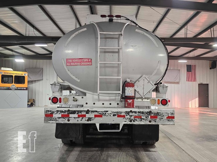 2013-peterbilt-348-image-8