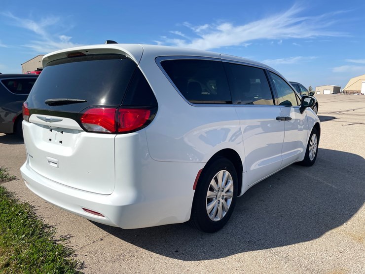 #1520-•-2020-chrysler-voyager-mini-van-(has-wi-title)-image-6