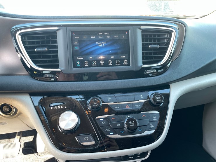 #1520-•-2020-chrysler-voyager-mini-van-(has-wi-title)-image-28