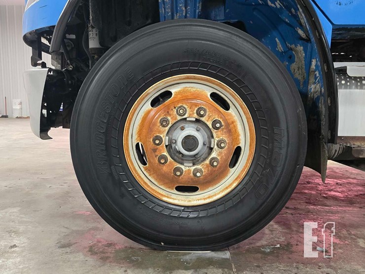 2010-freightliner-business-class-m2-106-image-16