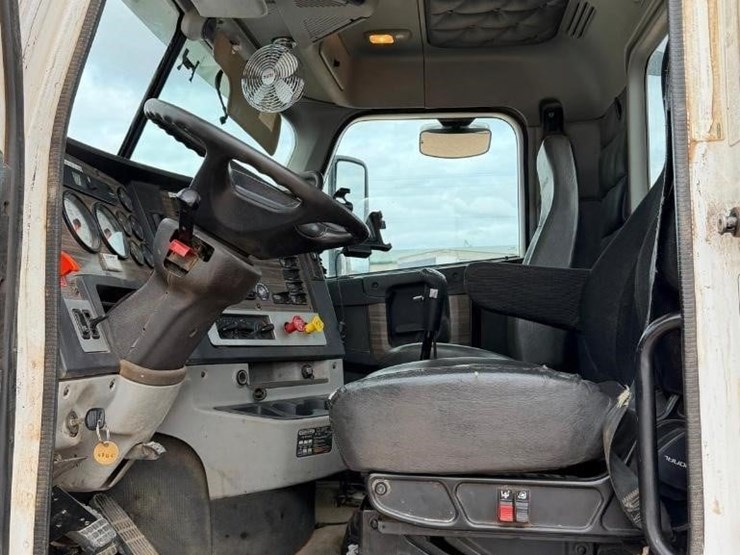 2013-freightliner-122sd-image-11