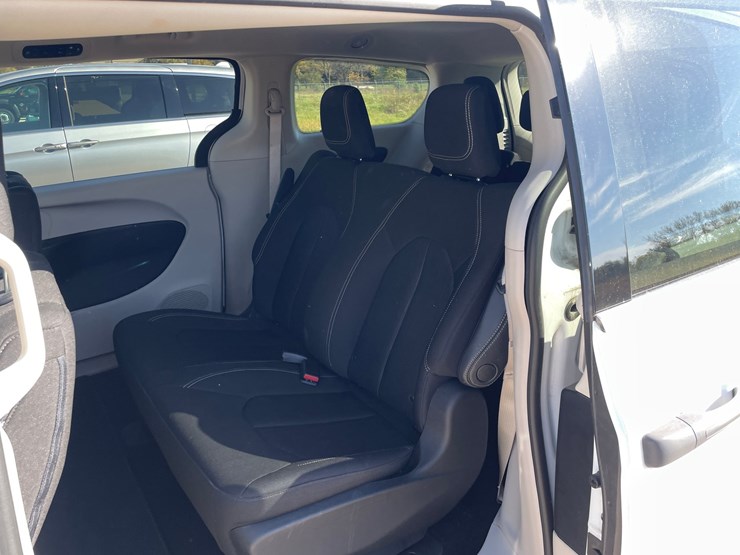 #1520-•-2020-chrysler-voyager-mini-van-(has-wi-title)-image-23