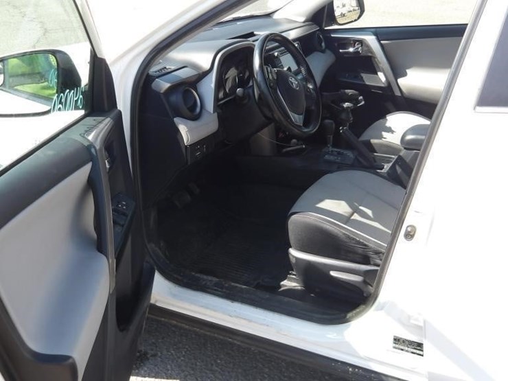 2016-toyota-rav4-xle-image-14