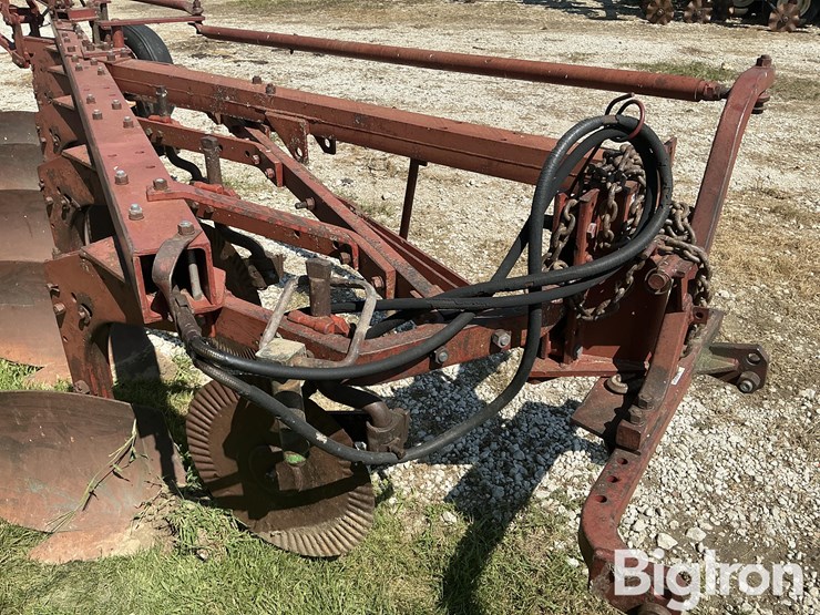 international-harvester-700-5-bottom-moldboard-plow-image-12