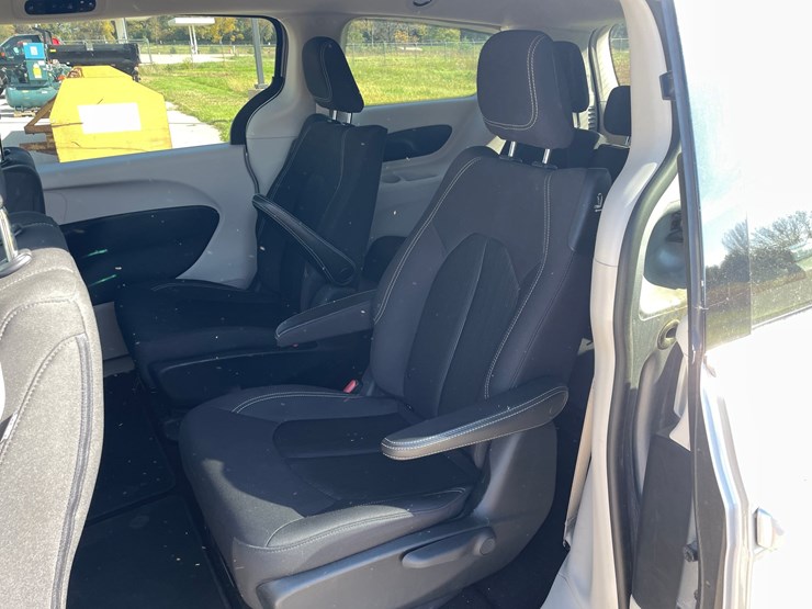 #1518-•-2020-chrysler-voyager-mini-van-(has-wi-title)-image-20