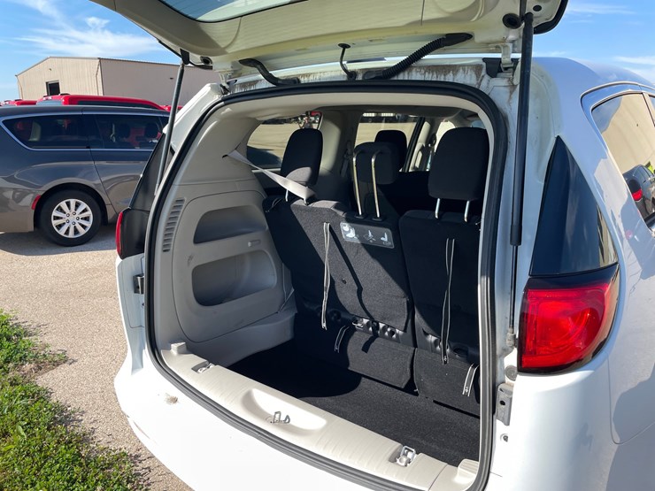 #1520-•-2020-chrysler-voyager-mini-van-(has-wi-title)-image-19