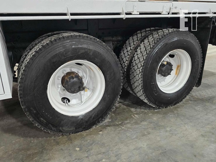 2016-freightliner-108sd-image-24