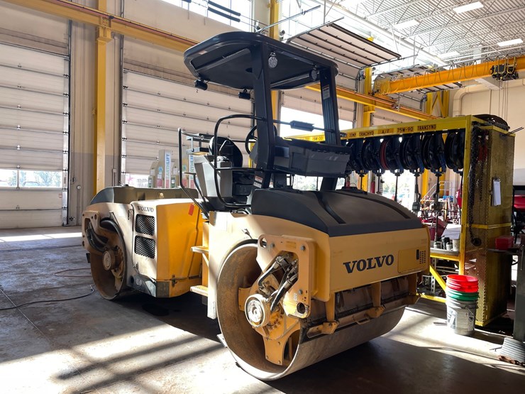 #1537-•-2010-volvo-dd70-vibratory-compactor-image-3