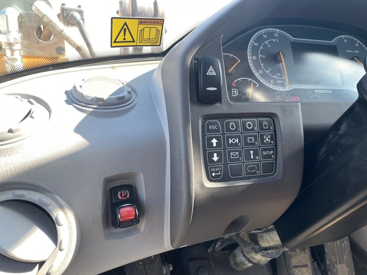 #1500-•-2017-volvo-l110h-wheel-loader-with-bucket-image-39