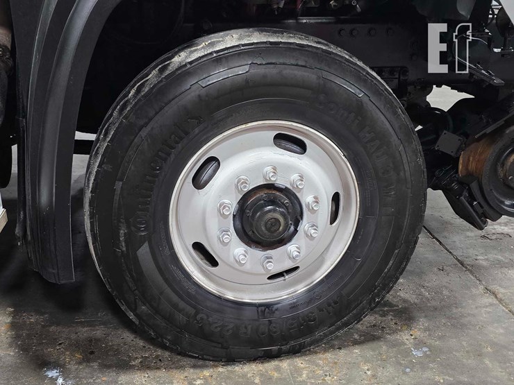 2016-freightliner-108sd-image-28