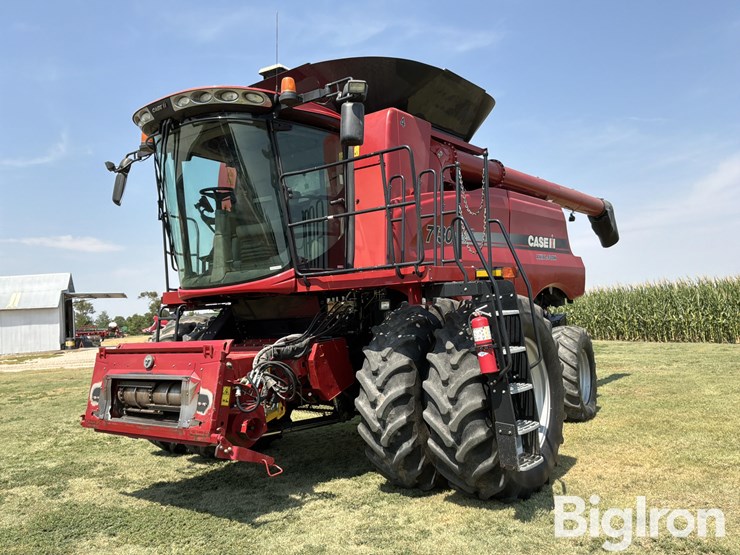 2013-case-ih-7130-axial-flow-2wd-combine-image-1