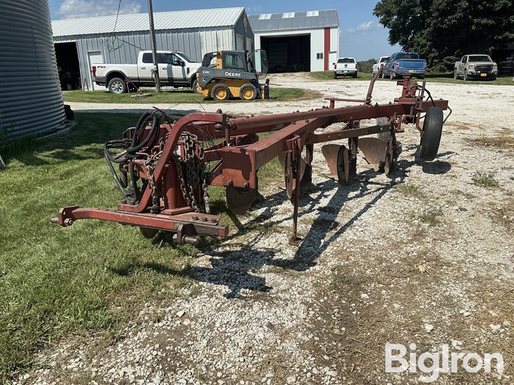 international-harvester-700-5-bottom-moldboard-plow-image-1