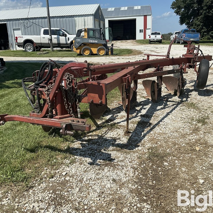 International Harvester 700 5-Bottom Moldboard Plow