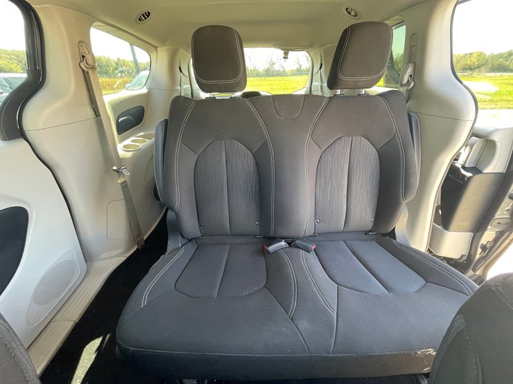 #1515-•-2020-chrysler-voyager-mini-van-(has-wi-title)-image-4