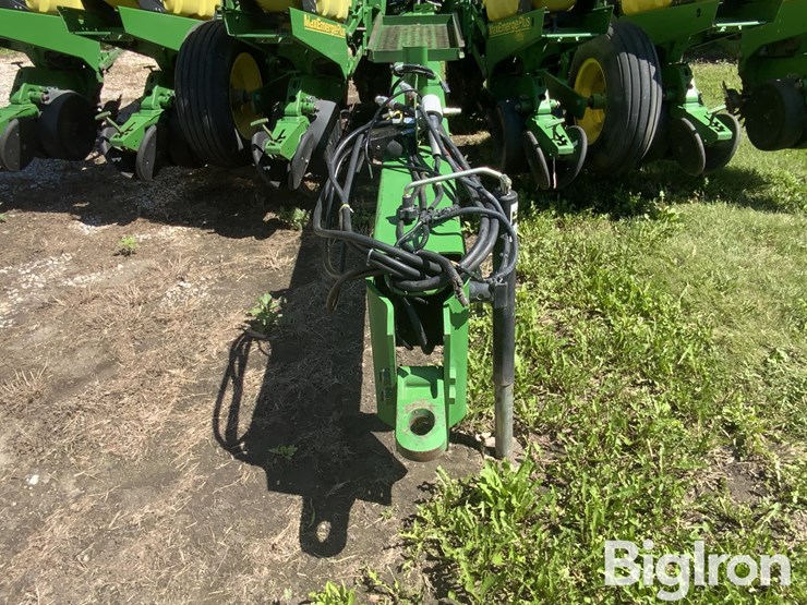 2004-john-deere-1760-maxemerge-plus-12r30"-vacuum-planter-image-11