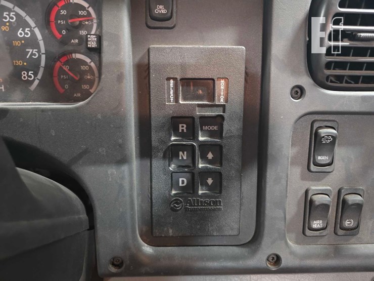 2013-freightliner-business-class-m2-106-image-14